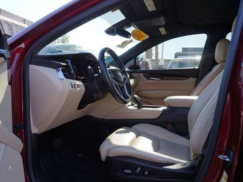 Used 2017 Cadillac XT5 Luxury w/ Driver Awareness Package AWD/4WD image 17