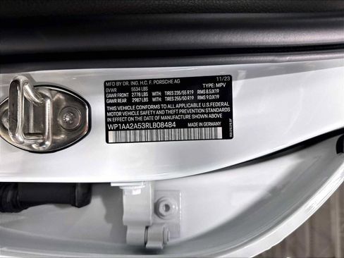 Used 2024 Porsche Macan w/ Premium Plus Package AWD/4WD image 35