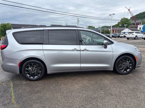 Used 2021 Chrysler Pacifica Touring-L w/ Uconnect Theater Family Group FWD image 6