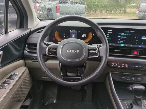 Used 2025 Kia Carnival FWD image 16