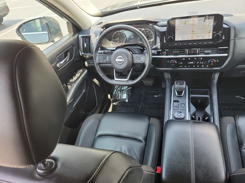 Used 2025 Nissan Pathfinder SL AWD/4WD image 15