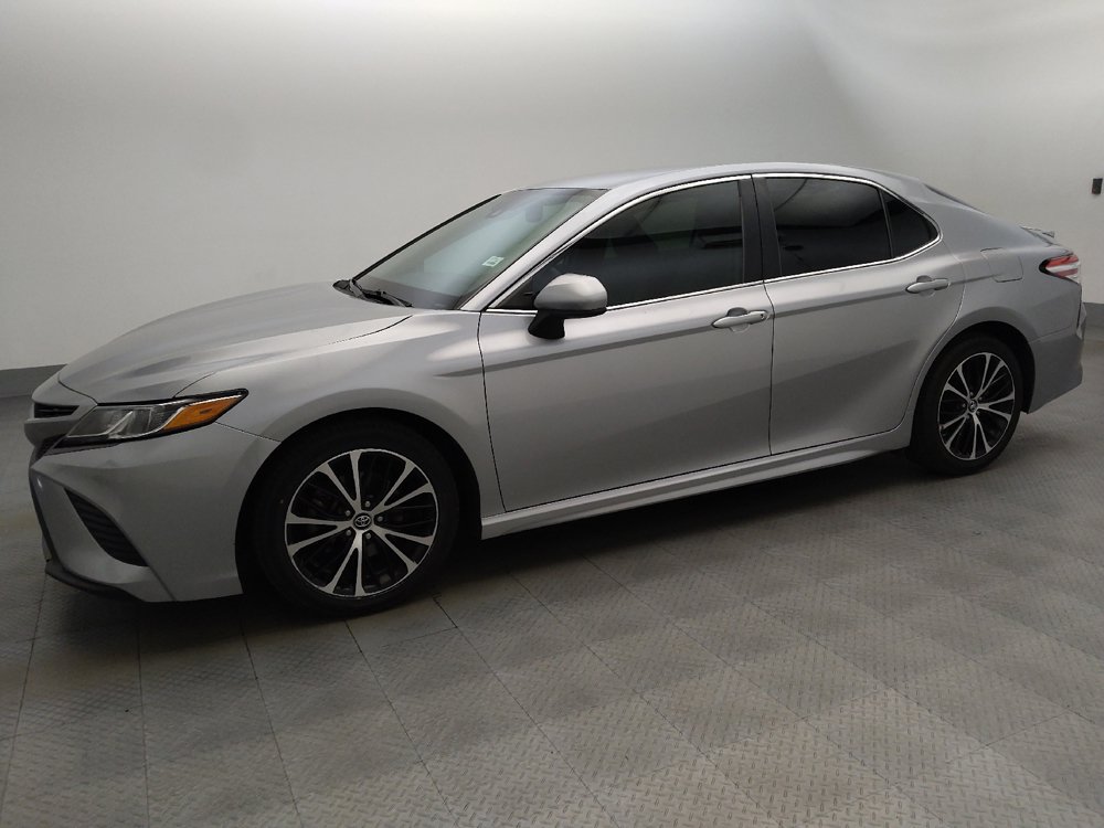 Used 2020 Toyota Camry SE w/ Carpet Mat Package FWD image 2