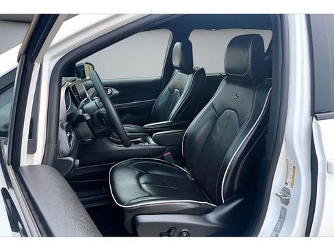 Certified 2025 Chrysler Pacifica Limited FWD image 34