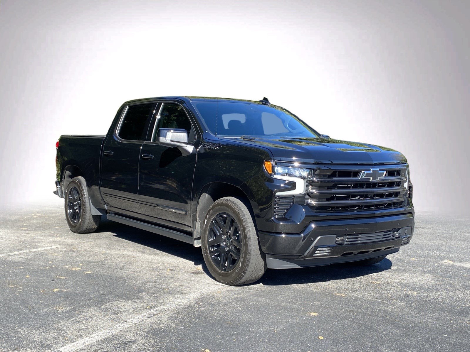 Used 2025 Chevrolet Silverado 1500 High Country w/ Midnight Edition AWD/4WD image 2