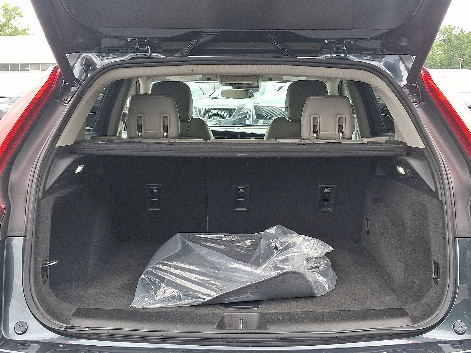 Used 2021 Cadillac XT4 Luxury w/ Cold Weather Package FWD image 28