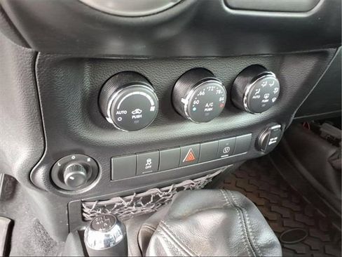 Used 2018 Jeep Wrangler Unlimited Rubicon w/ Connectivity Group image 15