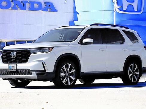 Used 2023 Honda Pilot Touring image 1