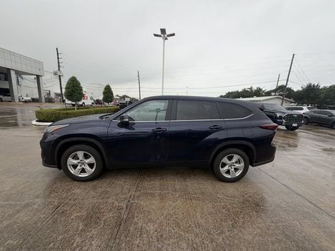 Used 2025 Toyota Highlander LE FWD image 8