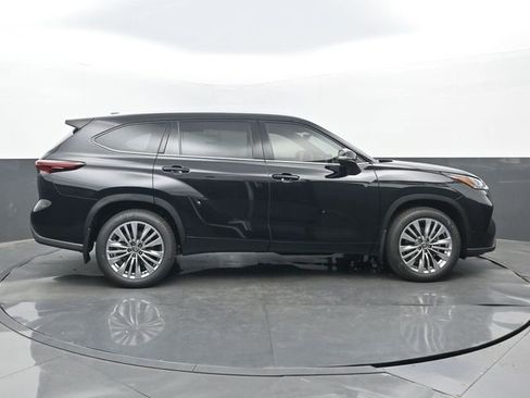 New 2026 Toyota Highlander Platinum image 2