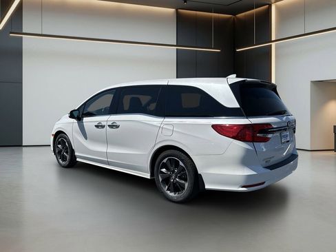Used 2023 Honda Odyssey Elite image 3