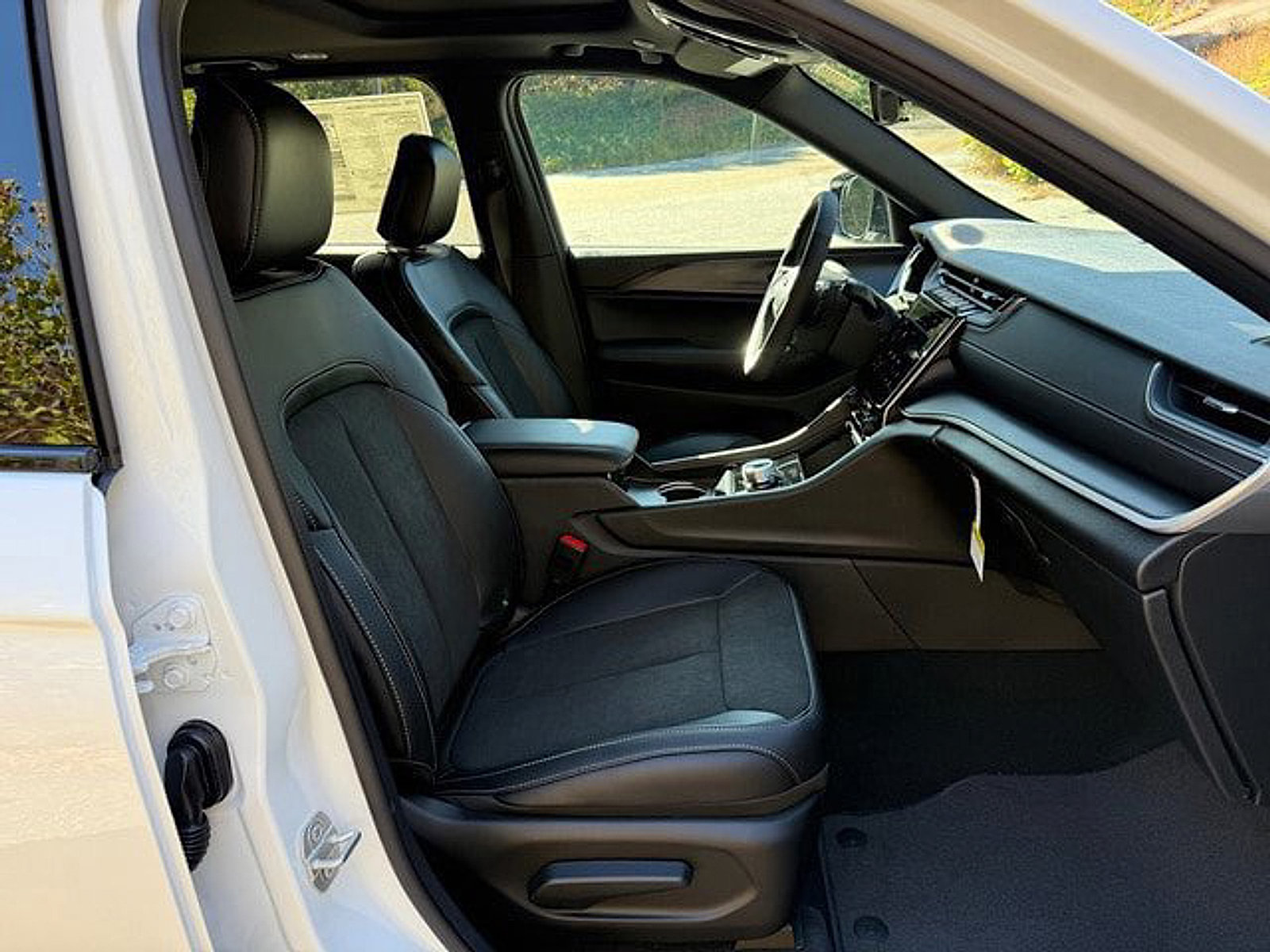 Used 2025 Jeep Grand Cherokee Altitude AWD/4WD image 19