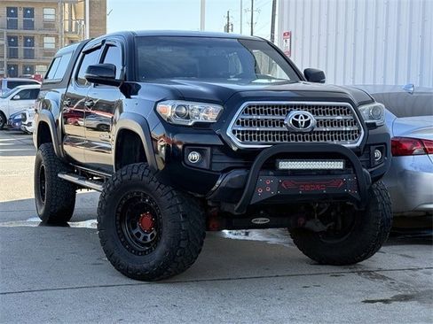 Used 2016 Toyota Tacoma TRD Off-Road image 2