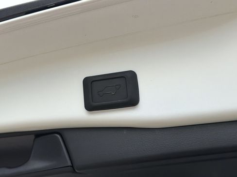 Used 2025 Toyota RAV4 XLE w/ Convenience Package FWD image 19