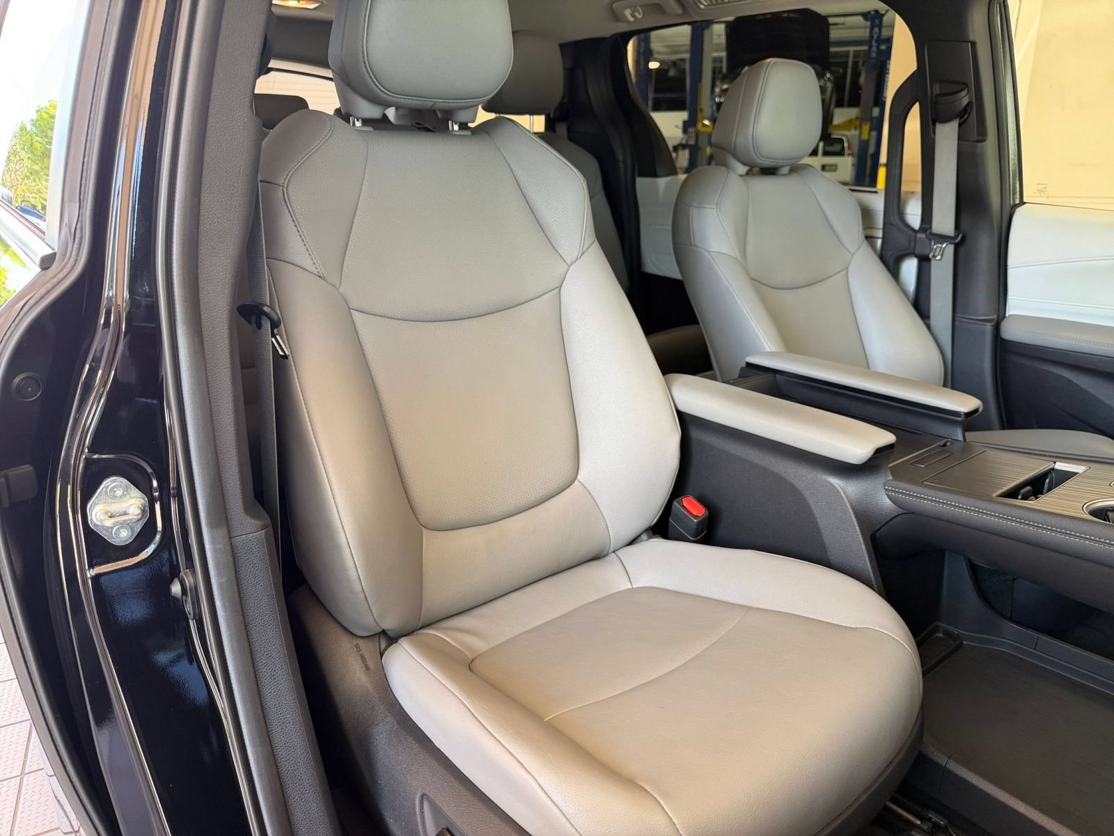 Used 2025 Toyota Sienna XLE FWD image 34