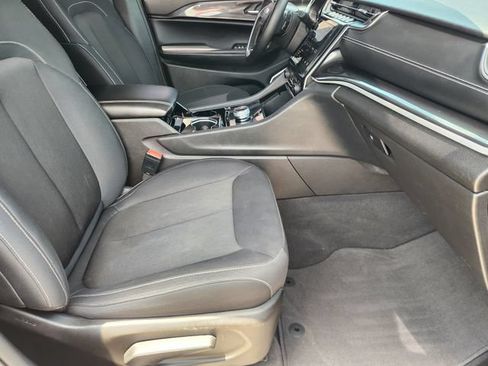 Used 2022 Jeep Grand Cherokee Laredo w/ Luxury Tech Group I AWD/4WD image 14