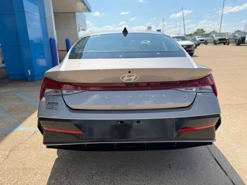 Used 2025 Hyundai Elantra SEL FWD image 4