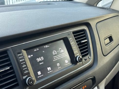 Used 2019 Kia Sedona LX FWD image 11