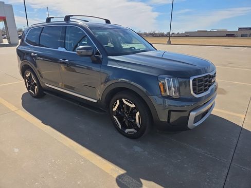 Used 2024 Kia Telluride S w/ S Sunroof Package image 3