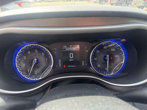 Used 2019 Chrysler Pacifica Touring-L w/ Tire & Wheel Group FWD image 6