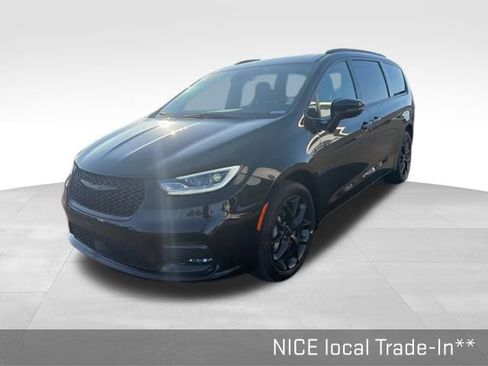 Used 2022 Chrysler Pacifica Touring-L w/ Uconnect Theater Family Group image 5