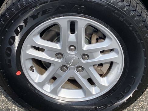 Certified 2023 Jeep Grand Cherokee Laredo AWD/4WD image 26