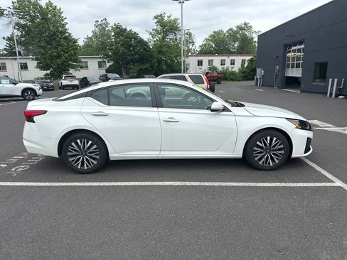 Used 2023 Nissan Altima 2.5 SV FWD image 9