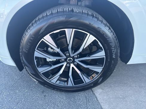 Used 2025 Volvo XC60 B5 Plus image 13