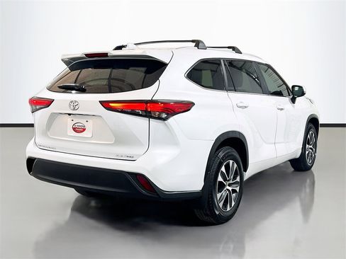 Used 2023 Toyota Highlander XLE image 4