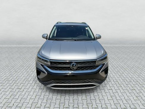 Used 2024 Volkswagen Taos SE FWD image 3