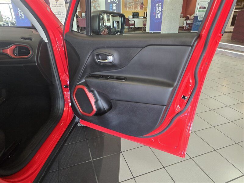 Used 2020 Jeep Renegade Trailhawk w/ Cold Weather Group AWD/4WD image 12