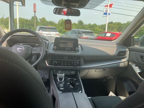 Used 2025 Nissan Rogue S FWD image 29
