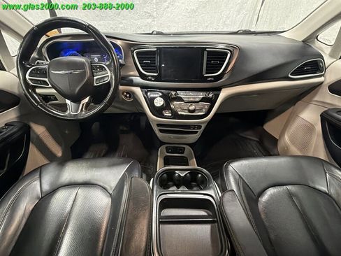 Used 2019 Chrysler Pacifica Touring-L image 6