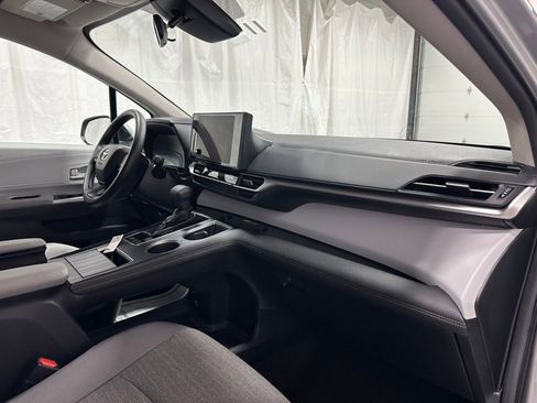Used 2025 Toyota Sienna LE FWD image 63