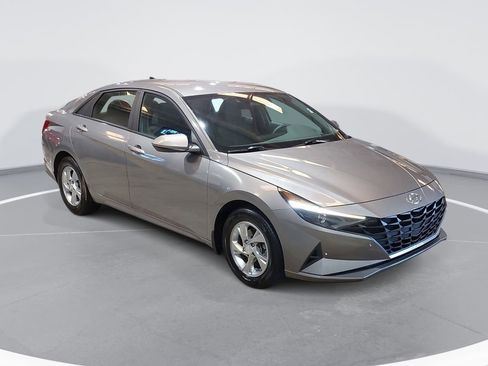 Used 2023 Hyundai Elantra SE FWD image 3