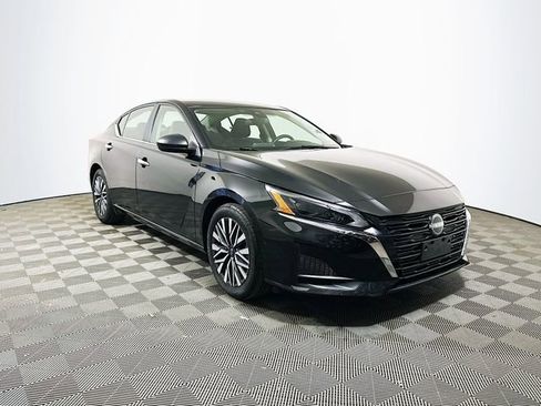 Used 2024 Nissan Altima 2.5 SV image 1