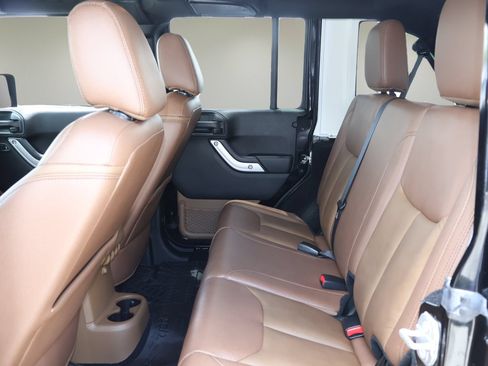 Used 2017 Jeep Wrangler Unlimited Sahara w/ Connectivity Group AWD/4WD image 10