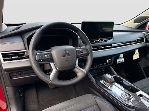 New 2025 Mitsubishi Outlander SE image 9