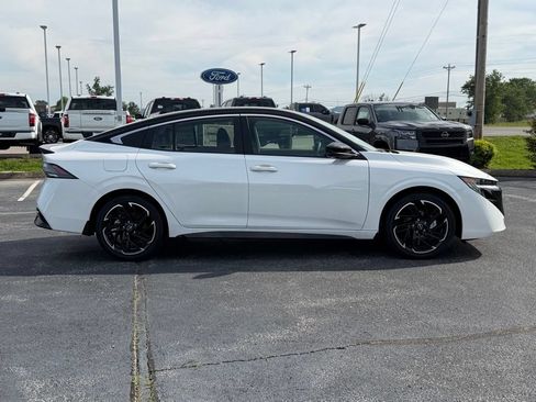New 2026 Nissan Sentra SR w/ SR Premium Package FWD image 3