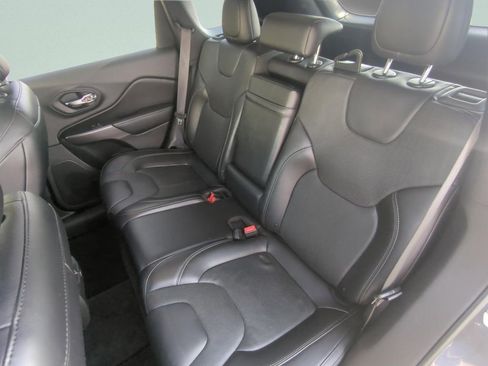 Used 2019 Jeep Cherokee Limited FWD image 10