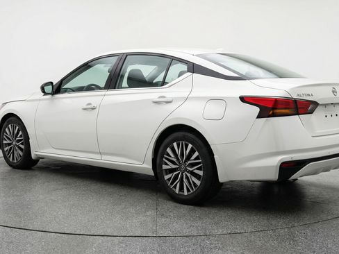 Used 2025 Nissan Altima 2.5 SV FWD image 6