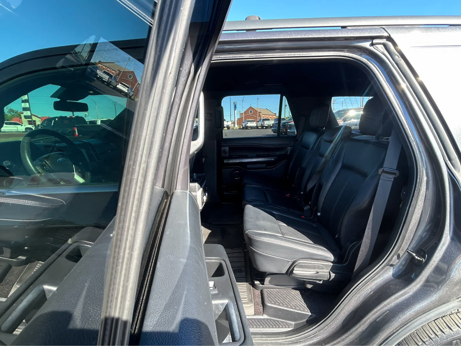 Used 2019 Ford Expedition XLT w/ Equipment Group 202A AWD/4WD image 13