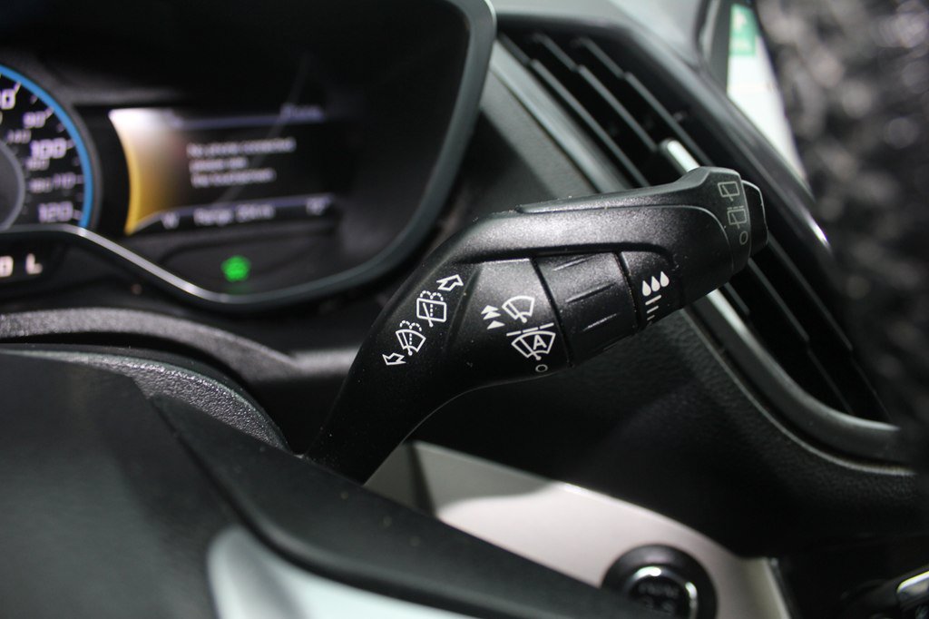 Used 2016 Ford C-MAX Energi SEL w/ Equipment Group 302A FWD image 17