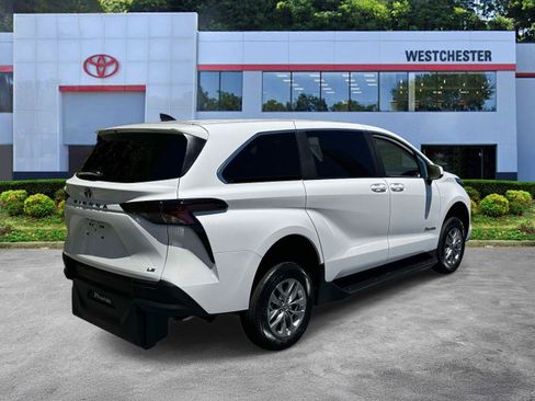 Used 2025 Toyota Sienna LE FWD image 7