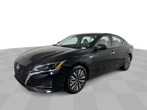 Used 2025 Nissan Altima 2.5 SV FWD image 1