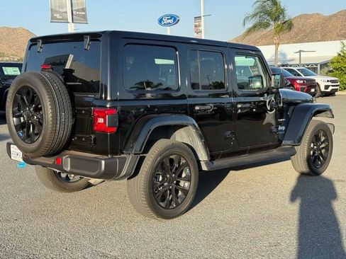 Used 2022 Jeep Wrangler Unlimited Sahara AWD/4WD image 3