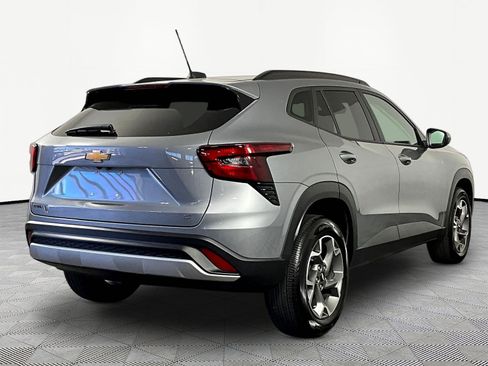 Used 2025 Chevrolet Trax LT FWD image 6