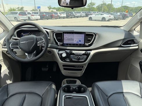 Used 2023 Chrysler Pacifica Touring-L FWD image 11