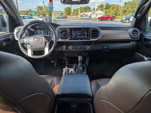 Used 2022 Toyota Tacoma Limited image 11