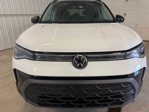 Used 2025 Volkswagen Taos SE image 3