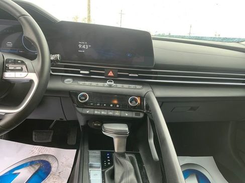 Used 2025 Hyundai Elantra SEL image 21